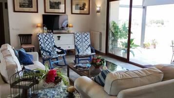 Een smart-tv, een dvd-speler en een stereo