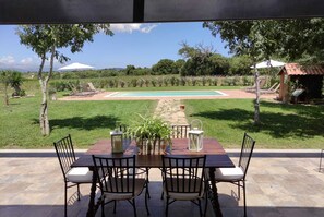 Outdoor dining - Beautiful villa in the middle of nature, 5 minutes away from the best beaches of Mallorca. (Muro)