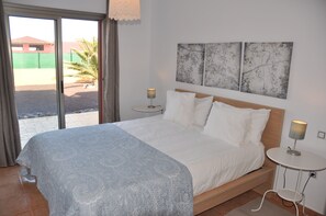 5 bedrooms, iron/ironing board, free WiFi, bed sheets - Villa Surprise Climaticed Pool, BBQ, Golf, Free Wifi, solar energy 100x100 (Antigua)