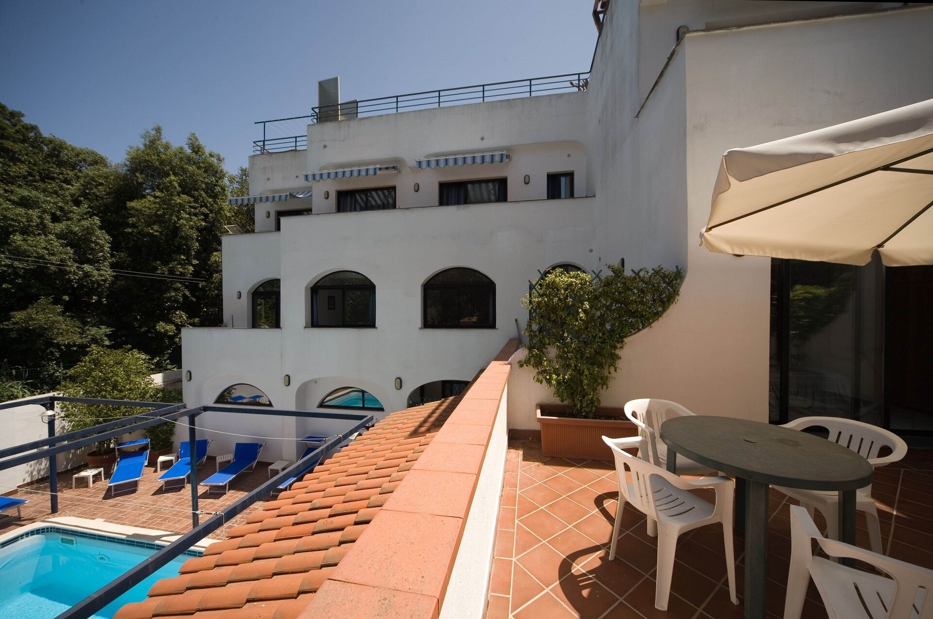 Superior two-room apartment 4 places in Residence in the center of Ischia Porto