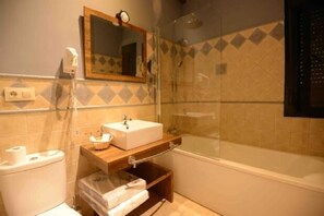 Een haardroger, handdoeken, zeep, shampoo