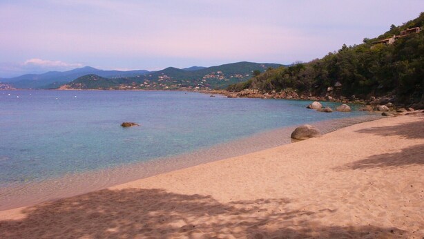 A beach with clear water, sandy shore, and rocky outcrops. - Golfe Ajaccio sud La Castagna: Charming waterfront home! (Coti-Chiavari)