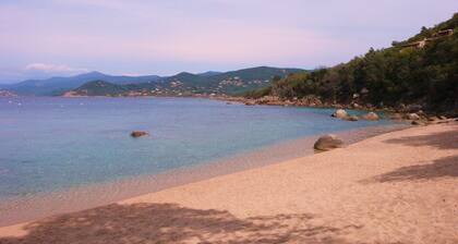 Golfe Ajaccio sud La Castagna: Charming waterfront home!