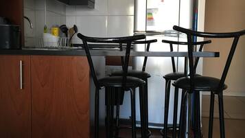 Microondas, horno y utensilios de cocina