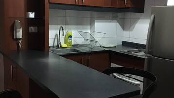 Microondas, horno y utensilios de cocina