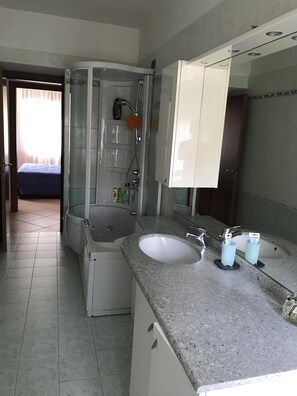 Kombination af bruser/badekar, boblebadekar, bidet
