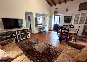 Smart-TV, Kamin, Bücher