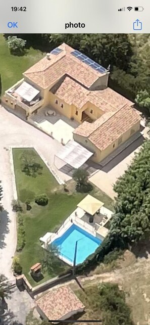 Exterior - At the foot of Sainte Victoire mountain near AIX en Provence (Puyloubier)