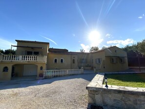 Property grounds - At the foot of Sainte Victoire mountain near AIX en Provence (Puyloubier)