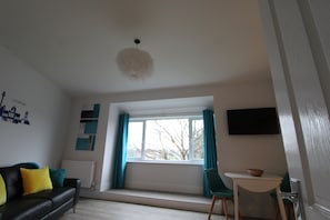 Smart TV - Serviced Apartment in Childwall-South Liverpool - Sleeps 6 (Flat 2) (Liverpool)
