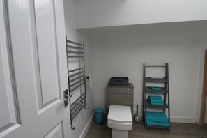 Shower, hair dryer, towels, soap - Serviced Apartment in Childwall-South Liverpool - Sleeps 6 (Flat 2) (Liverpool)