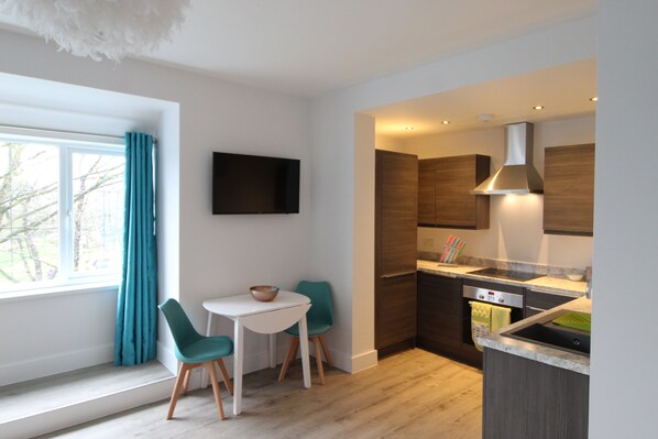 Fridge, microwave, oven, stovetop - Serviced Apartment in Childwall-South Liverpool - Sleeps 6 (Flat 2) (Liverpool)