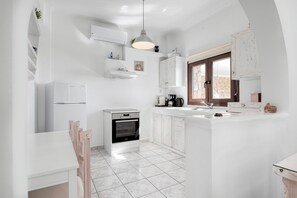 Fridge, oven, stovetop, coffee/tea maker