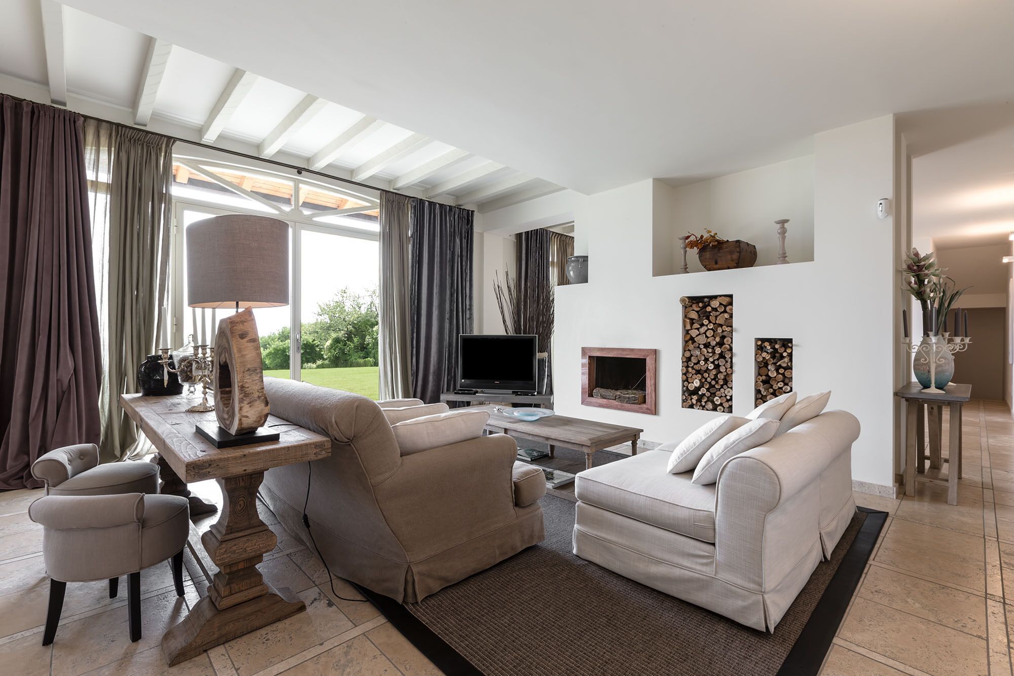 Exclusive country villa with private garden on the outskirts of the city