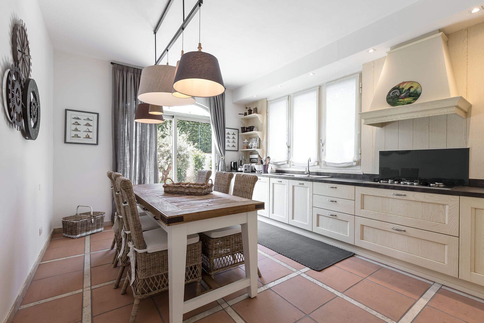 Exclusive country villa with private garden on the outskirts of the city