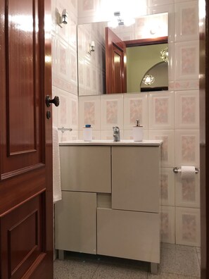 Duschwanne, Haartrockner, Bidet, Handtücher