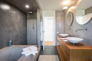 Een bad/douchecombinatie, een haardroger, een bidet, handdoeken