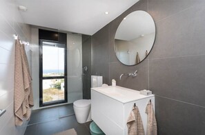 Bañera con ducha, secador de pelo, bidet, toallas
