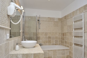 Badewanne, Haartrockner, HandtĂŒcher, Seife
