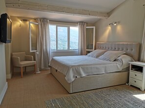 4 bedrooms, iron/ironing board, travel crib, WiFi - Mas des Amis set in Spectacular settings with stunning panoramic views!  (Le Rouret)