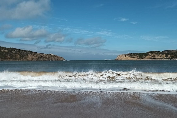 Ubicación cercana a la playa y toallas de playa