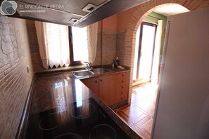 Fridge, microwave, oven, dishwasher - Self catering El Rincon de Piedra for 4 people (Enguidanos)