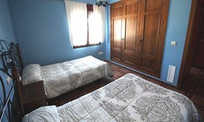 1 chambre, fer et planche à repasser, accès Internet, draps fournis
