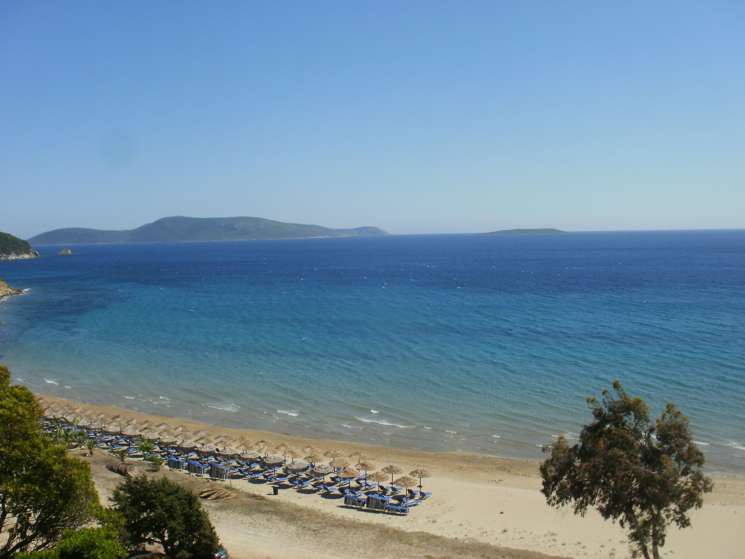 Beach nearby, sun-loungers, beach towels
