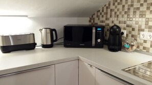 Fridge, microwave, oven, stovetop - "Canal Plus View" AL No. 1982 (Horta)