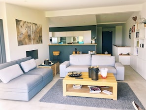Smart TV, chimenea, mesa de ping pong, libros