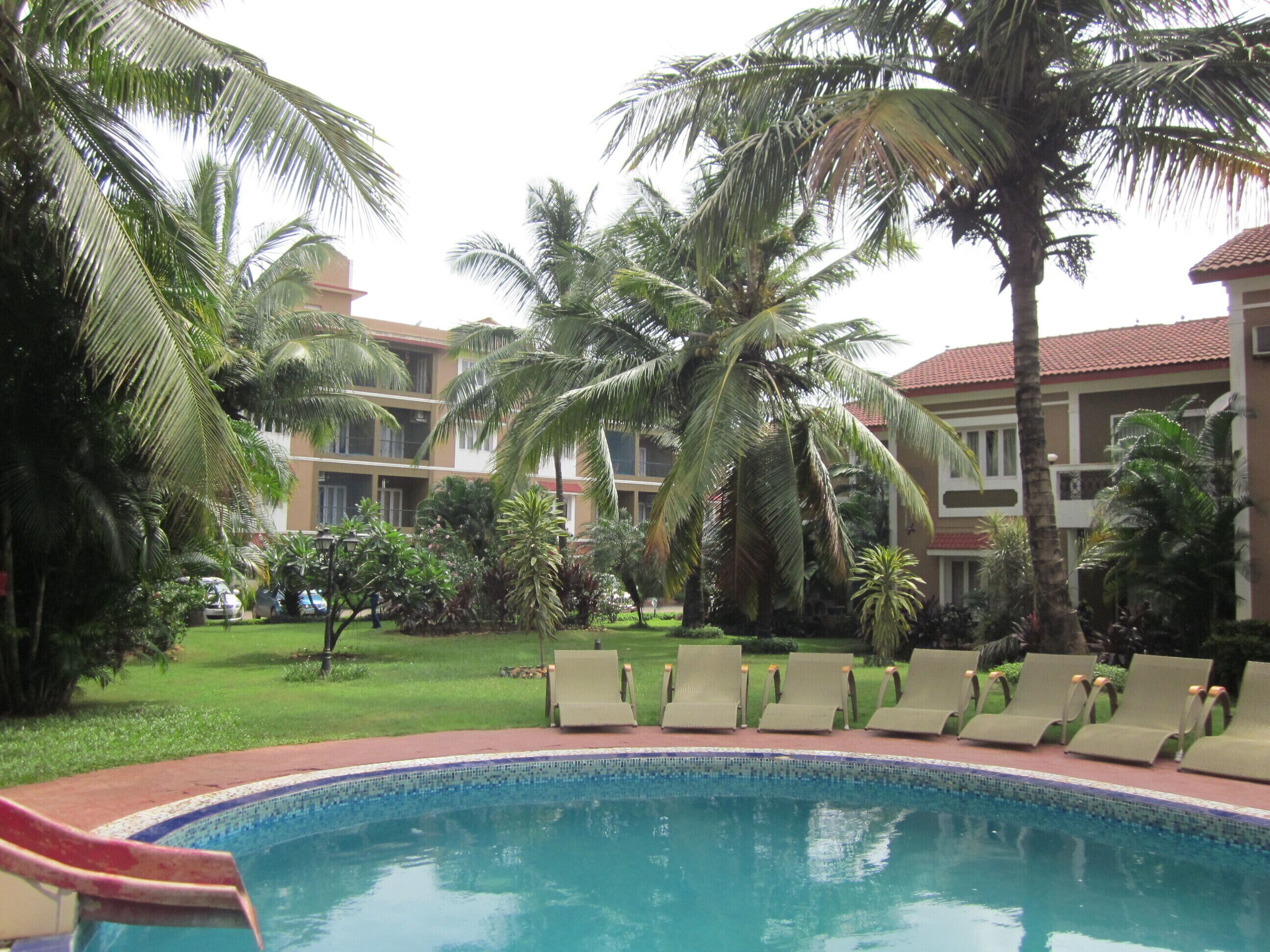 6 BEAUTIFUL APARTMENTS  IN THE HEART OF CANDOLIM WITH POOL