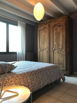 4 Schlafzimmer, Bügeleisen/Bügelbrett