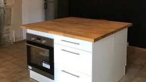 A compact kitchen with a wooden countertop, built-in oven, and a wall-mounted clock. - Le Petit Paradis - Cottage for 8 people with Private Pool in the Countryside (Caylus)