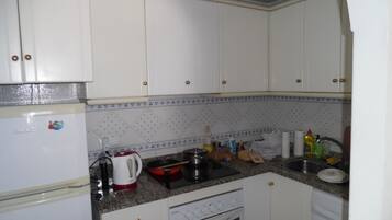 Microondas, cafetera y tetera y utensilios de cocina