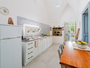 Fridge, oven, stovetop, coffee/tea maker