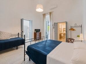 2 slaapkamers, een bureau, een strijkplank/strijkijzer, reisbedje