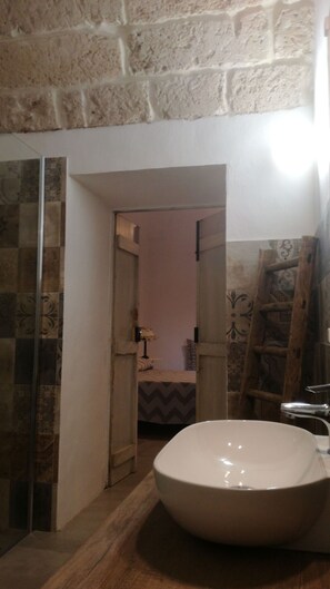 Douche, sèche-cheveux, bidet, serviettes fournies