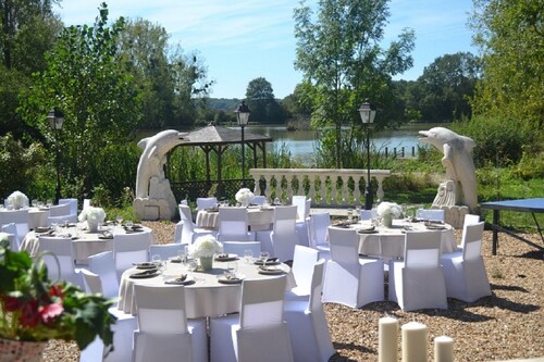 Gîte for birthdays and celebrations 1 hour from Paris sleeps 31 + room sleeps 70