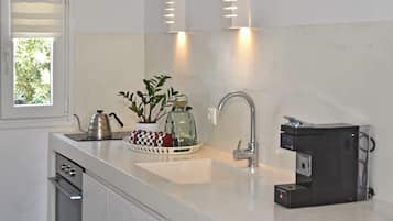 Full-size fridge, oven, stovetop, coffee/tea maker