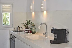 Grand réfrigérateur, four, plaque de cuisson, cafetière/bouilloire