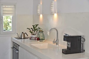 Refrigerador con freezer, horno, placa de cocina, cafetera/tetera