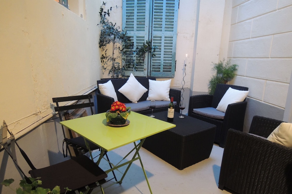 L'Appartement Cour, pretty and spacious with private courtyard in Limoux centre