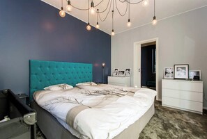 4 habitaciones, escritorio y tabla de planchar con plancha