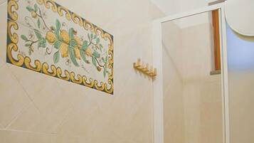 Douche, sĂšche-cheveux, bidet, serviettes fournies