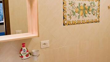 Douche, sĂšche-cheveux, bidet, serviettes fournies