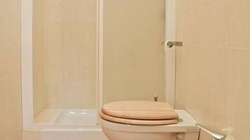 Douche, sĂšche-cheveux, bidet, serviettes fournies