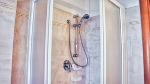 Dusche, Haartrockner, Bidet, Handtücher