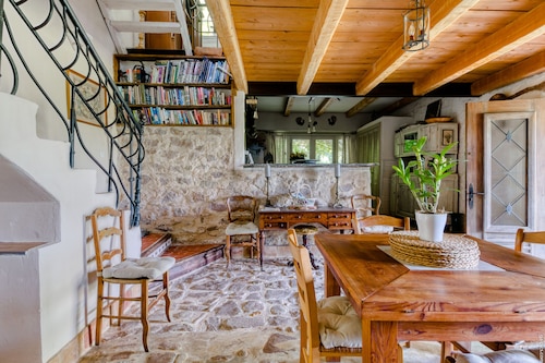 Rustic 18th Century Farmhouse With Pool and view, 20 minutes drive to beaches