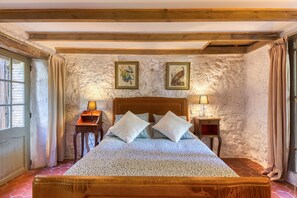 5 bedrooms, desk, iron/ironing board, travel cot