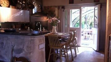 Een koelkast, een oven, een kookplaat, een vaatwasser